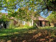 Maison perigordine en pierres à renover avec dépendances...