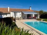 Maison plain pied lumineux piscine et terrain de 1259 m2