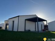 Maison récente de plain pied au milieu de son jardin clos av