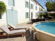 Maison rénovée avec jardin, piscine et dépendances