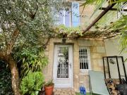 Maison rénovée en pierre avec jardin d'accueil