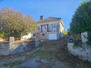 Maison sur sous sol total avec beau potentiel de...