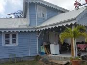 Maison T3 en bois de style créole, vue mer