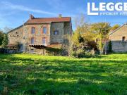 Maison traditionnelle en granit dans un hameau rural,...