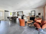 Maison Traditionnelle Rénovée avec Piscine à Chambly...