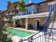 Maison vigneronne rénovée avec cour et piscine