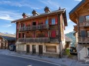 Maison villageoise à rénover, 10 pièces + locaux...