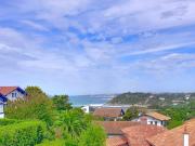Maison vue océan et montagnes