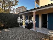 Maisonnette en duplex avec jardinet et parking – À 300 m...