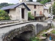 Maisons en pierre,terrain,ruisseau