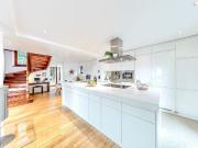 Majestätisches Haus mit spektakulärem Blick auf den See,...