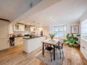 Mallinson Road, London SW11, 2 bed flat to rent, £2,750...