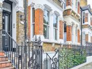 Manchester Road, London E14, 3 bed flat to rent, £2,950...