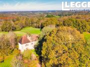 Manoir à taille humaine moyenâgeux avec ses 9 ha de...