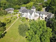 Manoir contemporain et dépendances avec piscine