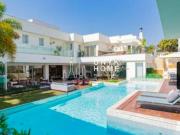 Mansão a venda no Alphaville 5 suítes 1.160m² Lazer completo