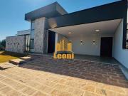 Mansão com 3 suítes no condomínio Serra do Prata