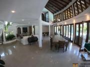 Mansão espaçosa em estilo colonial à venda no módulo 5...