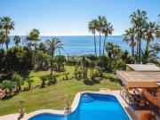 Mansión frente a la playa con apartamento de invitados...