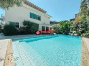 Maravilhosa casa com arquitetura eclética tropical em...