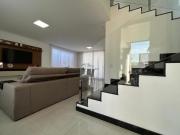 Maravilhosa casa com lazer completo em condomínio na...