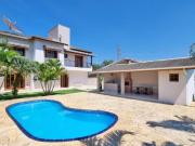Maravilhosa casa em condomínio, 3 suítes, piscina estuda...