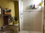 MARAVILHOSA CASA EM CONDOMÍNIO FECHADO EM FRENTE AO...