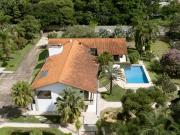 Maravilhosa Casa em Espaçoso Terreno