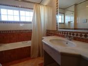 Moradia com piscina, jardim, totalmente equipada e mobilada