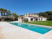 Maravillosa finca rodeada de viñedos y situada a 1,5kms...