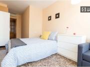 Maravillosa habitación con ventana con vistas a la calle...