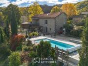 Mas de caractère avec piscine, panneaux solaires et vue...