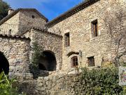 Mas en pierre authentique avec gîte et source naturelle...