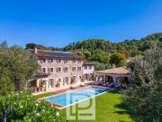 Mas en pierre entièrement rénové aux portes de Mougins –...