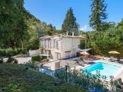 Mas provençal historique avec activité de chambres...