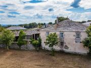 Masía en venta en Guntín. Casa de labranza con hórreo y...