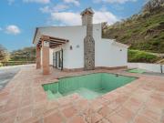 Masía en venta en Viñuela. Villa Vista Presa. Chalet...