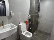 Master Room, Twin Tower Residence, 5 min walk to CIQ