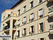 Mehrfamilienhaus Komplex mit Garagen