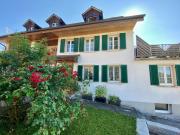 Mehrfamilienhaus mit drei Wohnungen und grossem Umschwung