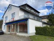 Mehrfamilienhaus mit Ladengeschäft und Halle