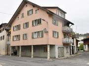 Mehrfamilienhaus mitten im Dorf