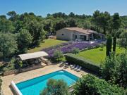 Ménerbes: villa en pierres avec piscine et vue sur 1 hectare