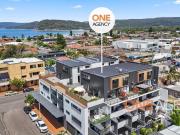 METRES TO BEACH WITH SHOPS BELOW !