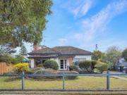 Mid Century Home, 500 Metres from Railway Sation and CBD