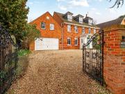 Middle Hill, Egham TW20, 1 bed flat to rent, £1,350 pcm...