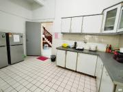 Middle Room at TTDI Walking distance to MRT TTDI Easy...