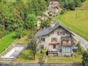Miethaus mit 3 Wohnungen, Garage und großem Garten Miethaus mit 3 Wohnungen, Garage und großem Garten