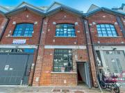 Milano, via Mecenate Ampio loft accanto studi RAI