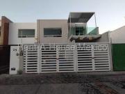 Milenio III. VENTA Casa con estudio, área de TV, 3 recámaras